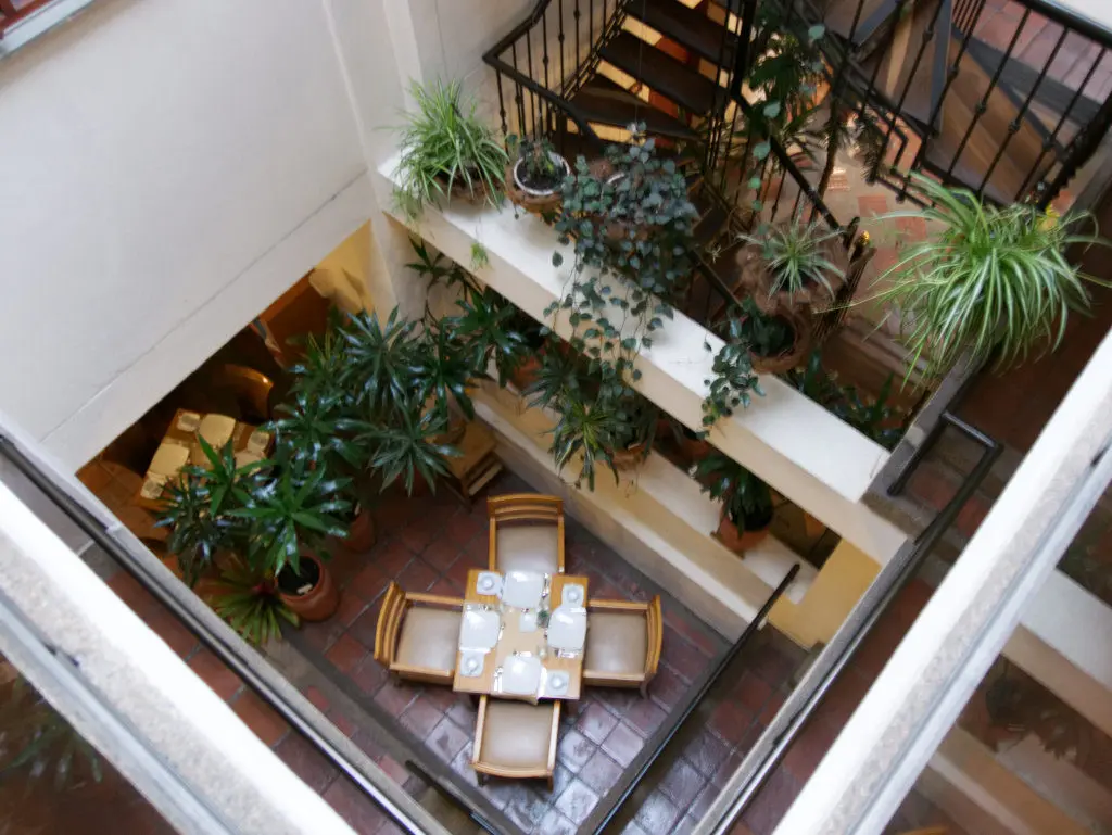 Innenhof des Hotel Casa Deco in Bogotá