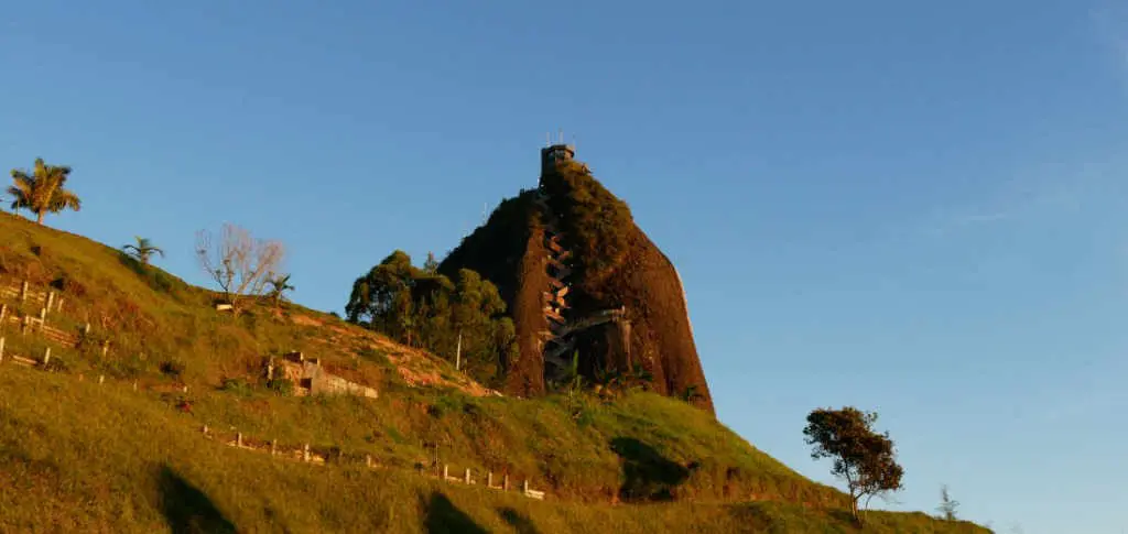 El Peñol in Guatapé im Sonnenuntergang