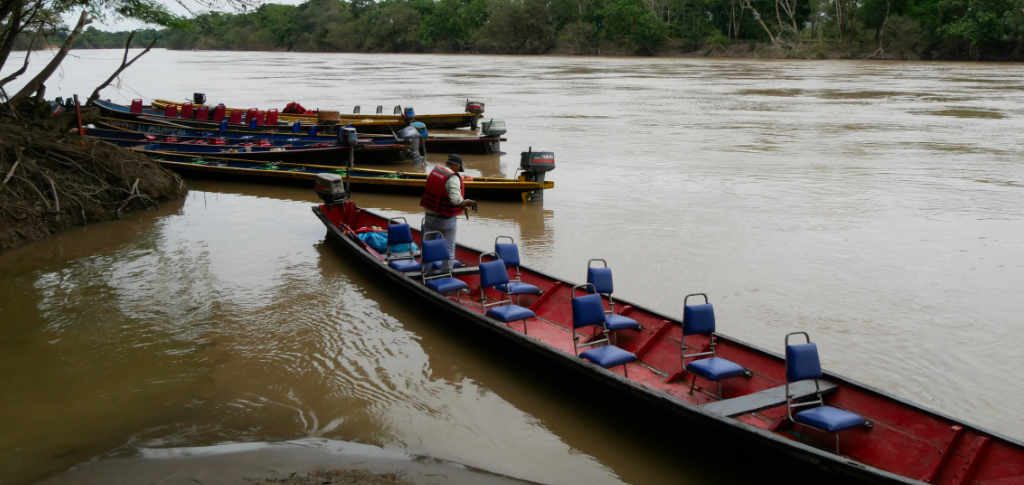 Kayaks Regenbogen Fluss Tour Kolumbien